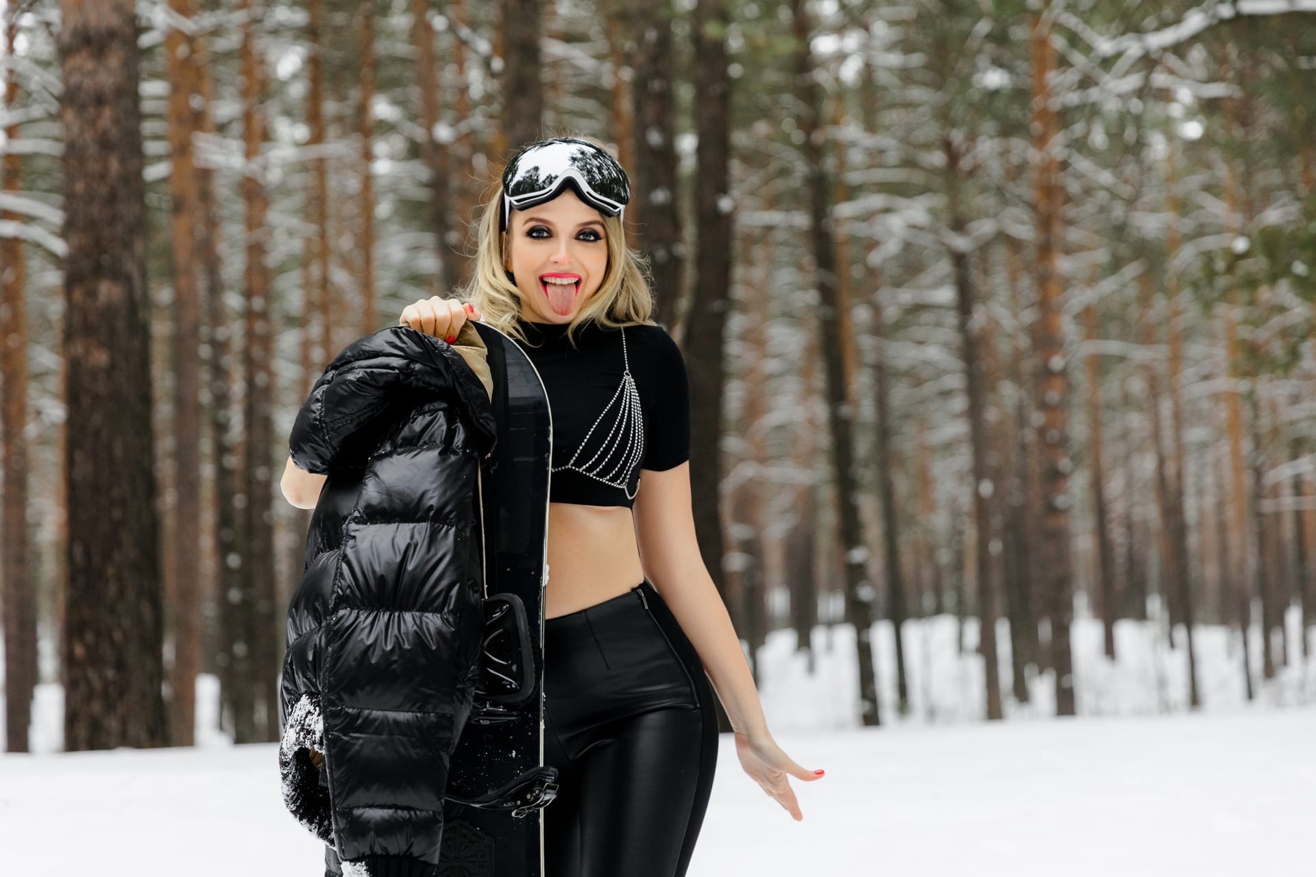 This is a landscape image with resolution 1920x1280, dominant color gray, approximately 5 main objects, containing 7 people.