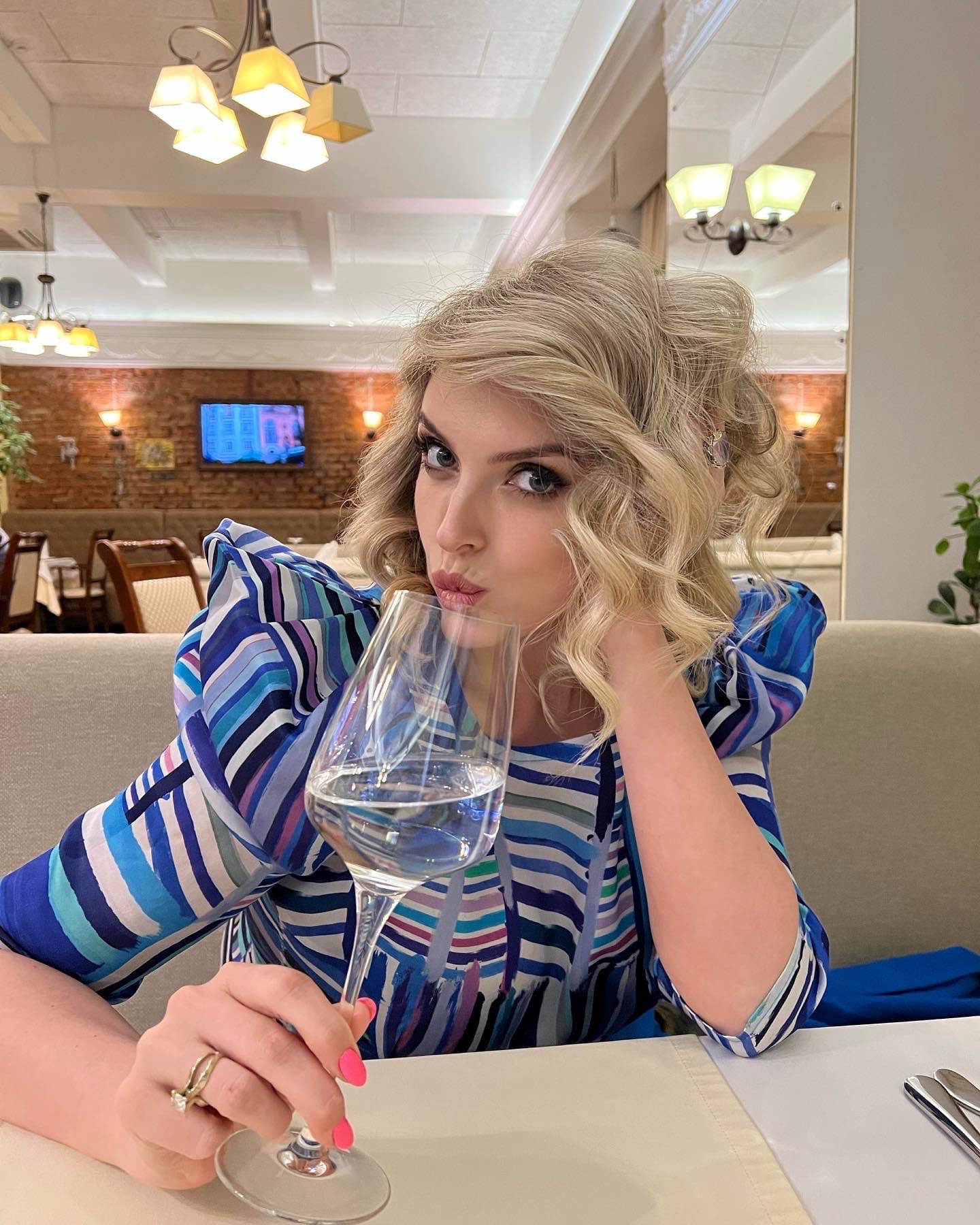 This is a portrait image with resolution 1440x1800, dominant color gray, approximately 5 main objects.