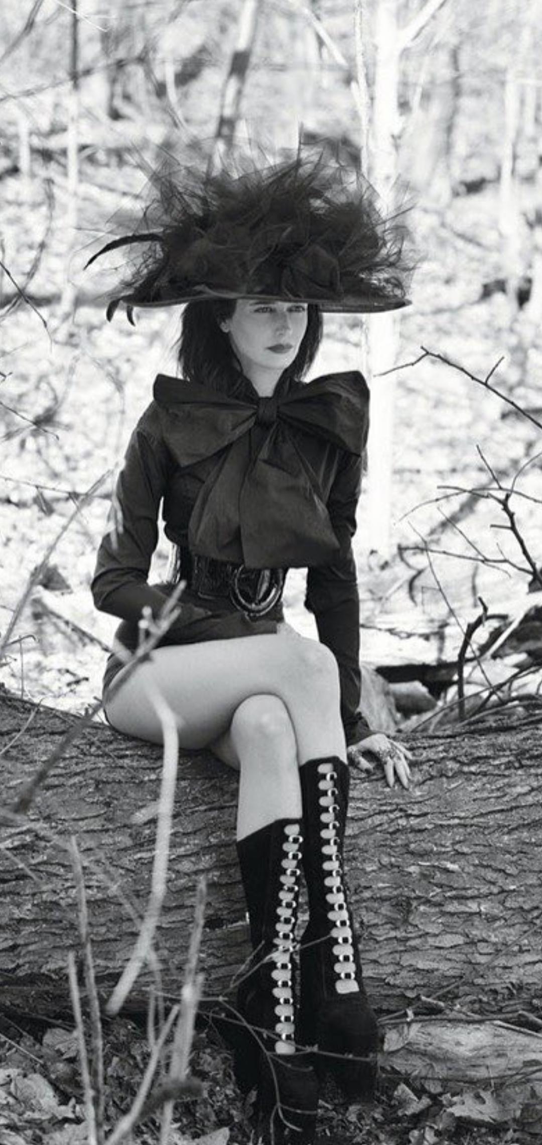 This is a portrait image with resolution 1080x2280, dominant color gray, approximately 5 main objects, containing 11 people.